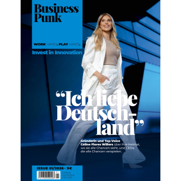 Frau in weißem Anzug vor blauem, geometrischem Hintergrund mit Texten zu Business Punk und einem Zitat zu Deutschland