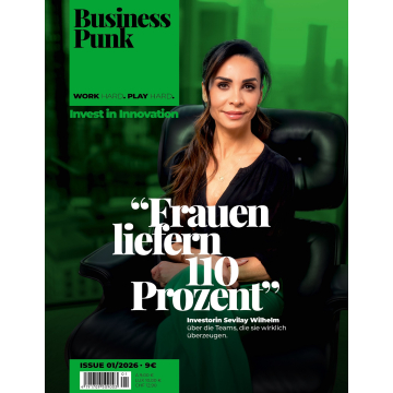 Frau mit dunklem Oberteil sitzt auf einem schwarzen Bürostuhl vor grünem Hintergrund mit Texten zu Business Punk und einem Zitat über Frauen und Teams