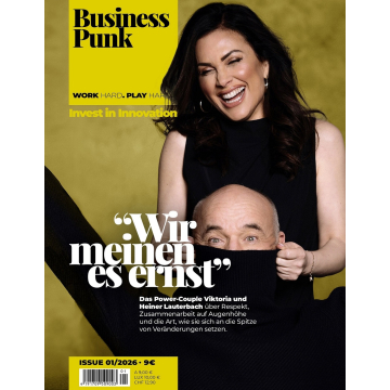 Zwei Personen, eine sitzend und eine stehend, vor gelbem Hintergrund mit Texten zu Business Punk und einem Zitat über Zusammenarbeit