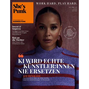 Porträt einer Frau mit dunklen Haaren und blau-rot gestreiftem Pullover vor dunklem Hintergrund auf dem Cover der Zeitschrift "She's Punk"