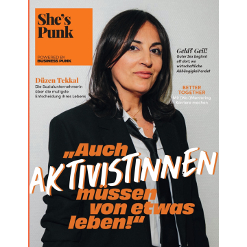 Porträt einer Frau mit schwarzem Blazer, weißem Hemd und schwarzer Krawatte vor grauem Hintergrund mit orange-weißer Textgestaltung