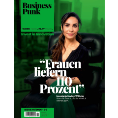 Frau mit dunklem Oberteil sitzt auf einem schwarzen Bürostuhl vor grünem Hintergrund mit Texten zu Business Punk und einem Zitat über Frauen und Teams