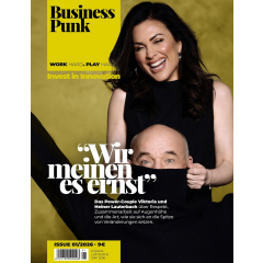 Zwei Personen, eine sitzend und eine stehend, vor gelbem Hintergrund mit Texten zu Business Punk und einem Zitat über Zusammenarbeit