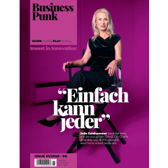 Frau in schwarzem Kleid sitzt auf Regiestuhl vor lila Hintergrund mit Texten zu Business Punk und Zitat 'Einfach kann jeder'